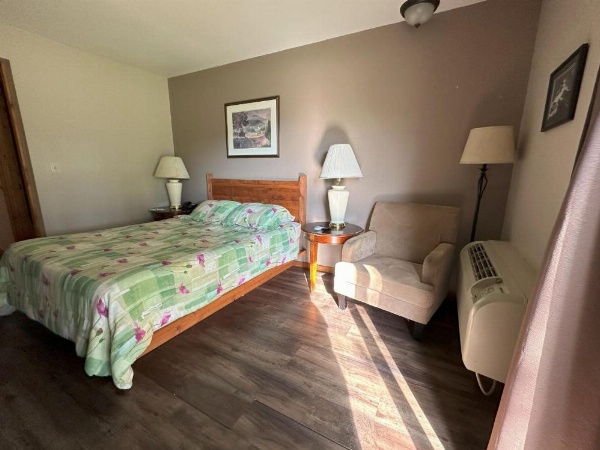 Timber Lodge Inn image 8